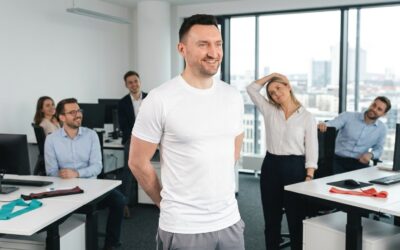 Rückenschmerzen im Büro: Wie Firmenfitness den Arbeitsalltag verändert